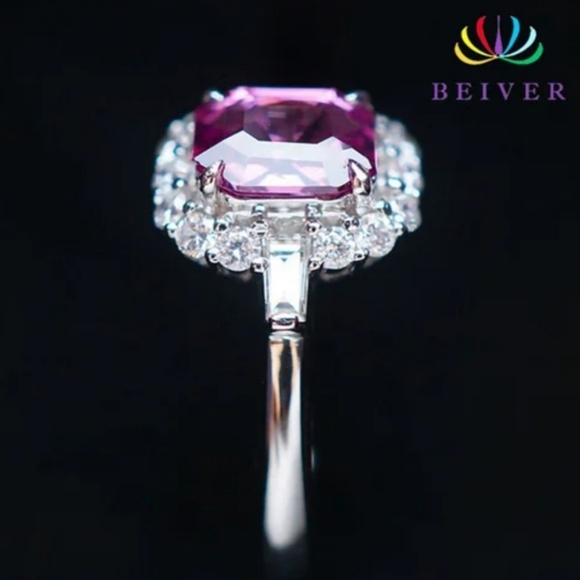 Woman's Ring - Picture 4 of 4